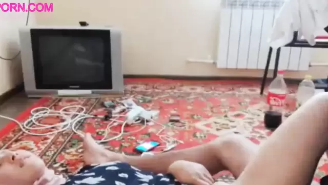 Kıyafetli genç karı, kocasıyla sikişiyor.
