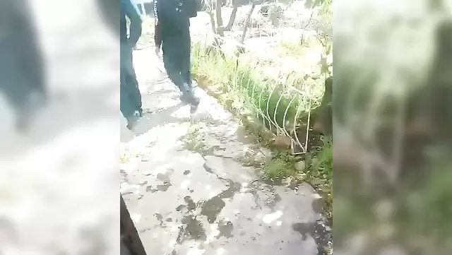 Özbekler, yabancı bir adamın karısını sevgilisiyle buluyor.