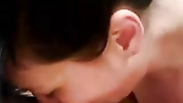 Sevgilisi olgun Özbek kadına ağızla zevk veriyor.