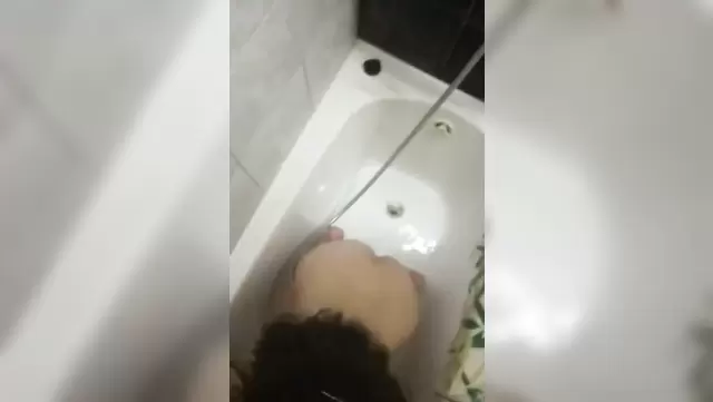 Özbek hatun banyoda kocasına güzel bir oral yapıyor.