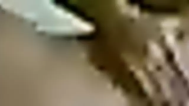 Özbek, yabancı bir kadının karısıyla porno çekti.