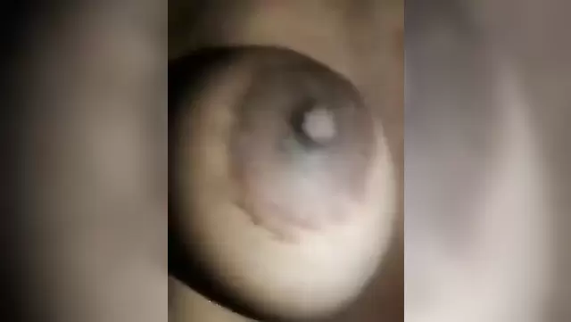Büyük göğüslü Özbek üniversiteli kız kocasını sikişiyor.