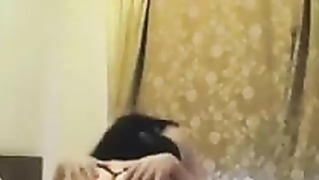 Külotlu Özbek kız, sevgilisinin kocasını sikişiyor.