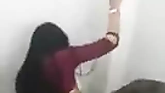 Tacik üniversiteli kız, tuvalette arkadaşıyla sikişiyor.