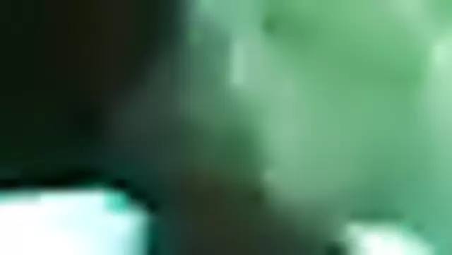 Özbek adam ateşli orospunun videosunu kaydediyor.