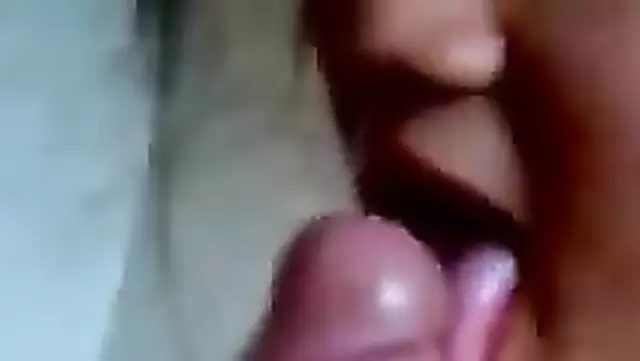 Sevgilim genç Özbek kıza ağızla zevk veriyor.