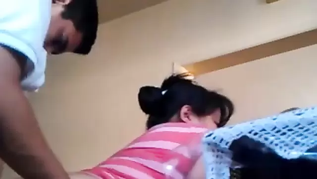 Özbek, kıvrımlı vücuduyla komşusunu sikişiyor.