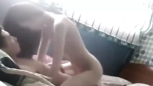İncecik güzellik, sabah güzel Özbek kadını sikişiyor.