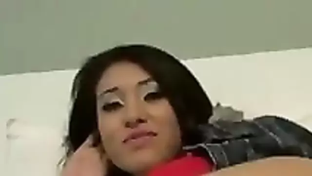 Özbek adam, arkadaşının karısının vücuduyla baştan çıkarılıyor.