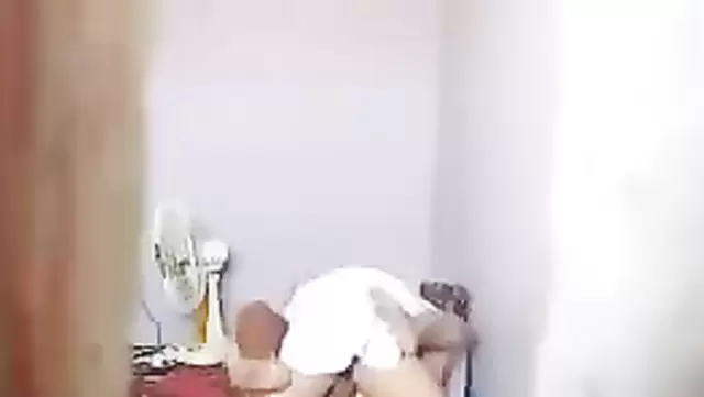 Özbekistan, karısını yeni komşusuyla aldatıyor.