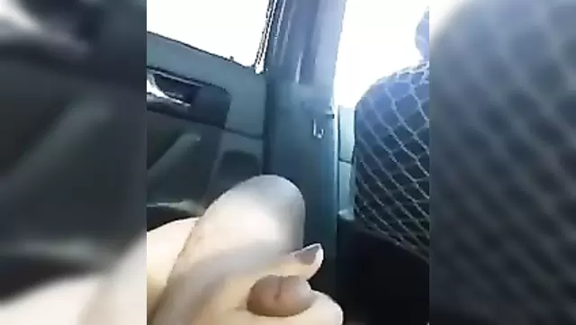 Özbek kadın arabada arkadaşına el işi çekiyor.